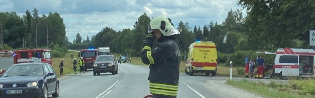 Tallinna-Tartu maanteel põrkasid kokku kaks autot, liiklus on Mustla kandis häiritud