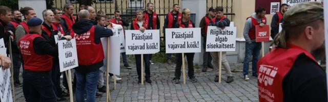 OTSEPILT ja FOTOD | Palgatõusu nimel kogunevad Stenbocki maja ees meeleavalduseks politseinikud, päästjad ja õpetajad