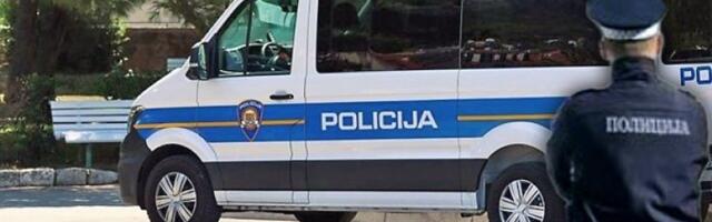 Šok u Odžaku! Policajac bez povoda pendrekom udarao privedenog po glavi: Komandir ga jedva zaustavio