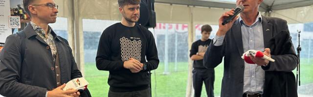 Raa­si­kul tut­vus­ta­ti Aust­raa­lias võis­tel­nud Ees­ti noor­te ehi­ta­tud päi­ke­seau­tot