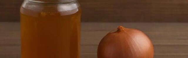 Keedetud sibulavesi taimedele: üllatav looduslik väetis ja kaitsevahend