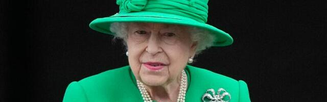 Elizabeth II rõõmustas jumaldavaid rahvamasse, astudes neid tervitama