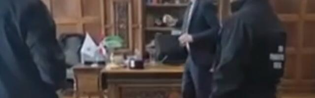 TU JE I VLADAN ĐOKIĆ! Pogledajte reakciju rektora Univerziteta u Beogradu kada je upao UKP - odmah skočio sa stolice! (VIDEO)