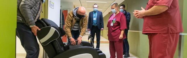 Mäetaguse jahimehed kinkisid haiglale massaažitooli