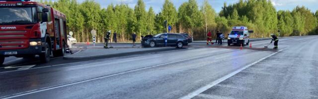 Päästjad abistasid kahe sõiduautoga juhtunud liiklusavariil ja kustutasid põlengu tehasehoones
