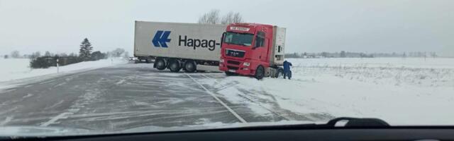 VIDEO ⟩ Tuisk paiskas sõidukeid teelt ning võttis neid lumevangi