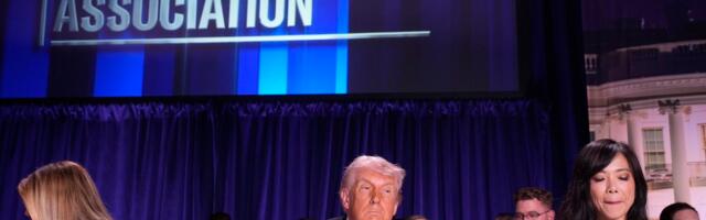 Samal ajal kui teised tulistamise ajal laudade alla pugesid, jätkas üks mees rahumeeli salati söömist