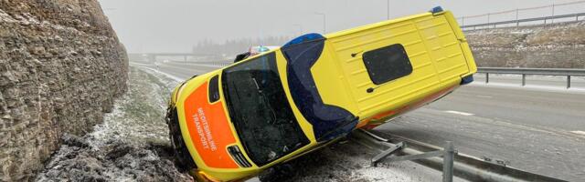 PILDID JA VIDEO ⟩ Tallinna-Tartu maanteel sõitis teepiirdesse meditsiinilise transpordi auto