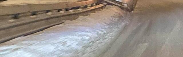 FOTOD | Tallinnas Pirital sõitis Škoda juht teepiirdesse 