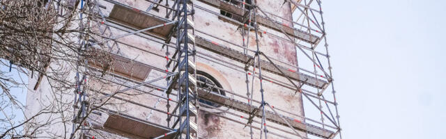 Mehed kopsivad taevasel tööplatsil