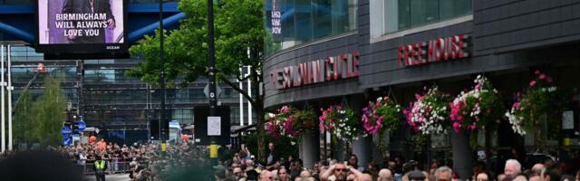 OTSEÜLEKANNE | Legendaarne Ozzy Osbourne saadetakse viimsele teele tema kodulinnast Birminghamist. Kohal on tuhandeid fänne