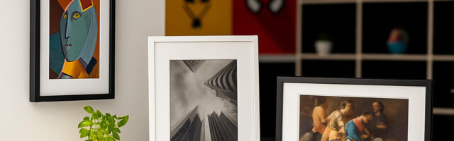 Esimene digitaalne pildiraam, mis näeb seinal välja nagu päris paberprint