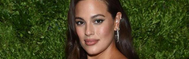 FOTO | Ashley Graham postitas rasedusest tingitud venitusarmidest pildi, mis ühtaegu šokeerib ja avardab