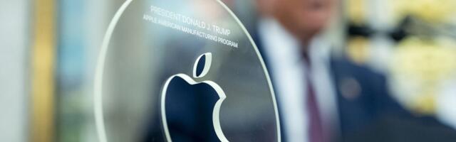 Apple on edukalt Trumpi tariifidest mööda hiilinud. Tänutäheks kingiti presidendile kallis klaasplaat