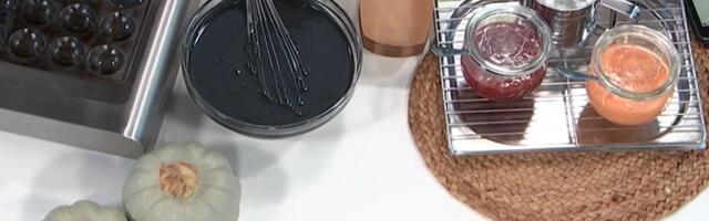 Musta värvi halloween'i pannkoogid valmivad taimse söe abil