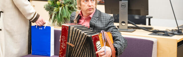 GALERII | Setod lõid EKRE fraktsioonis laulu ja tantsu, pilli mängis ka Rain Epler