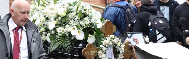 SCENA KOJA SLAMA SRCA! Žofri Lovernj nosi krst na sahrani Duška Vujoševića! Kovčeg poneli Danilović, Nakić, Marinković, Tripković, Kecman i Tepić!