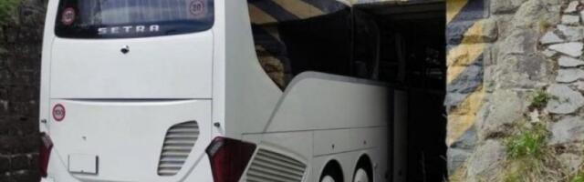HOROR KOD RIBNIKA! Autobus pun putnika zaglavio se ispod nadvožnjaka - LJUDI ZAROBLJENI, IZNAD PRUGA! (FOTO)
