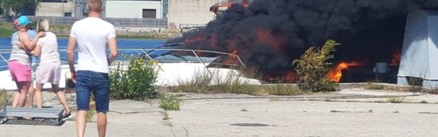 LUGEJA FOTOD | Pärnus lahvatas jõel sõitnud kaater leekidesse. Reisijad sildusid põleva alusega