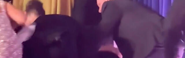 USA president ütles, et ihukaitsjad sundisid teda põrandale laskuma ja roomama