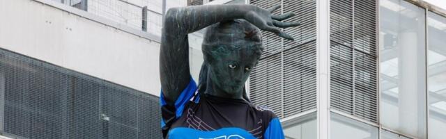 FOTOD | Skulptuuri „Hämarik“ selga tõmmati suur jäähokikoondise särk