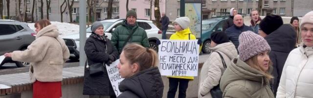 VIDEO ⟩ Üle saja inimese on kogunenud Narva raekoja ette haiglajuht Ago Kõrgvee toetust avaldama