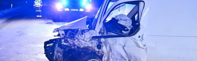 Päev liikluses_ auto põrkas kokku vastassuunast lähenenud sõiduautoga