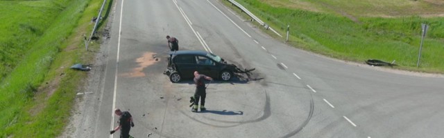 Reporter: Nelja auto kokkupõrke järel romust välja lõigatud mees võitleb haiglas elu eest