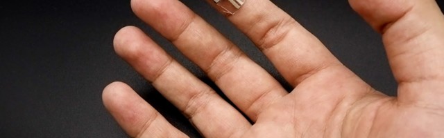 Teadlased töötasid välja seadme, mis muudab inimese sõrmest kogutava higi elektrienergiaks