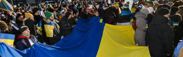REPORTAAŽ | „Lõpetage sõda ja idiokraatia”. Kümned tuhanded kogunesid Ukraina toetuseks Vabaduse väljakule
