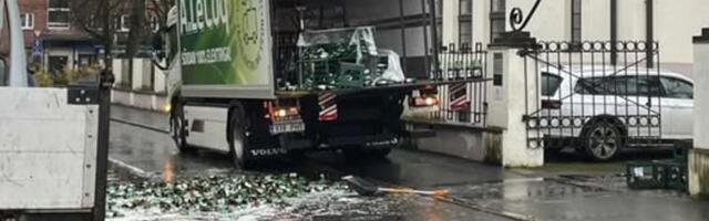 FOTO | Tartus Korp! Sakala ees pudenes õllekoorem tänavale kildudeks