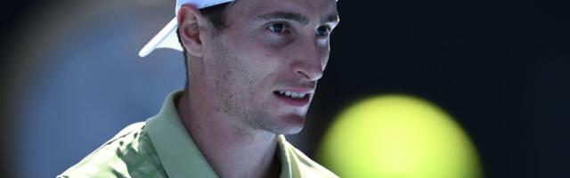 VIDEO | Kihlveopettus või halb juhus? Prantsusmaa tipptennisist peatas mängu, et näppida telefoni