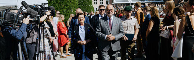Galerii: President võttis roosiaias vastu silmapaistvamaid koolilõpetajaid