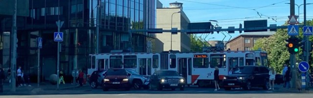 FOTO | Tallinna südalinnas põrkasid kokku tramm ja auto. Liiklus on häiritud