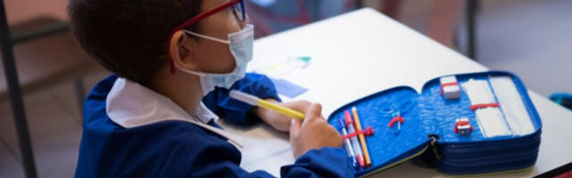 Kool sunnib maskikohustusest vabastatuid lapsi kollaseid eraldusmärke kandma