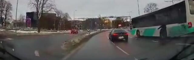 Tallinnas juhita liikuma hakanud bussi peatas 15-aastane tüdruk
