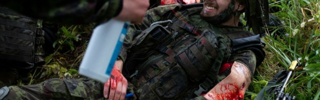 FOTOREPORTAAŽ | Pommiplahvatus, amputeeritud jalg ja vereloigud. Kuidas missioonisõdurid lahinguks valmistuvad