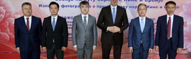 ČELIČNO PRIJATELJSTVO NA DELU: Vučić na otvaranju izložbe fotografija Sinhue o prijateljstvu Srbije i Kine