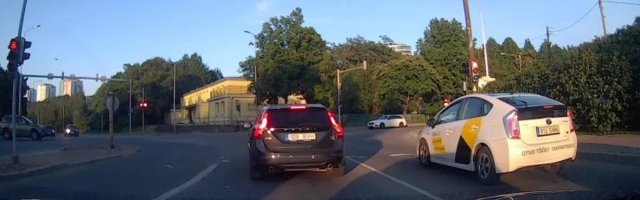 VIDEO | Suva see foor? Ulakas autojuht ületas punase tule ees südamerahuga ristmiku