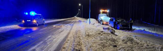 LUGEJA FOTOD: Reinu teel paiskus hange sõitnud auto katusele