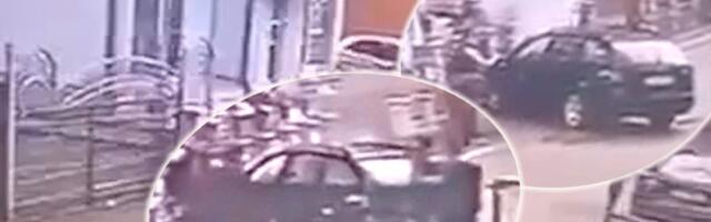 Kolima se zaleteo u muškarca pa ga pretukao palicom: Jeziv snimak iz Rožaja kruži mrežama (UZNEMIRUJUĆI VIDEO)