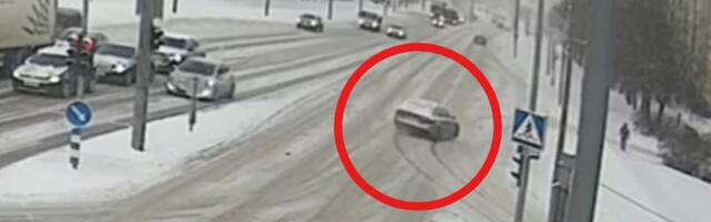 Video: driftinud autojuht põhjustas õnnetuse, buss ja raskeveok sõitsid teelt välja