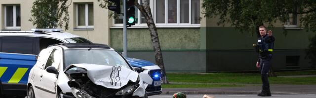 FOTOD | Mustamäel põrkasid kokku kaks sõiduautot, üks inimene viidi haiglasse