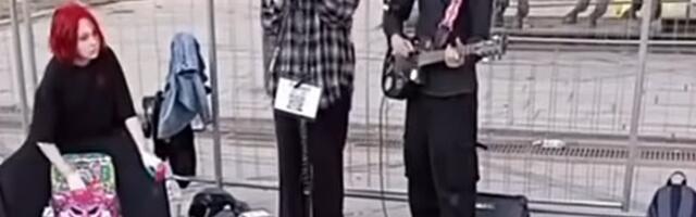 Peterburis vahistati tänaval keelatud Putini-vastast laulu esitanud lauljanna