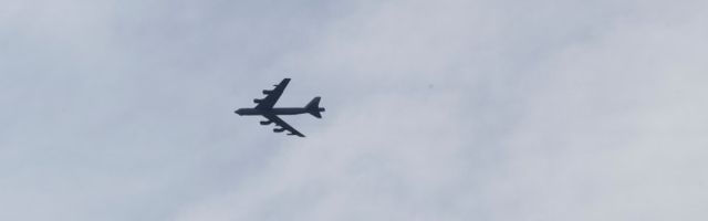 VIDEO ja FOTOD | Tallinna kohal tiirutasid USA pommitaja ja kaks hävitajat. Vaata ülelendu videost!