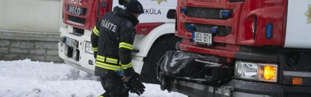 Lasnamäel põles remonditöökoda. Tuli võis alguse saada keemiaga immutatud salvrätikust