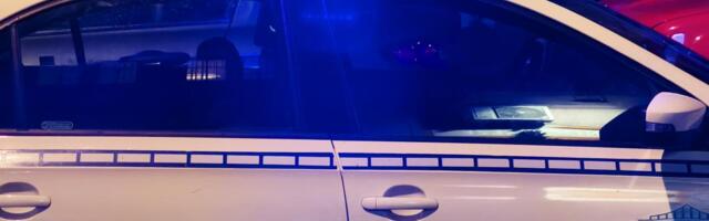 HAOS U ČAČKU MLADIĆ izgubio kontrolu nad automobilom, pa oštetio više parkiranih vozila (FOTO)