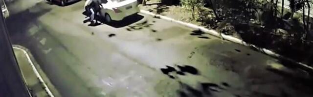 VIDEO ⟩ Röövlid viskasid autos seksiva paarikese alasti tänavale