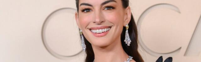 Julge valik! Anne Hathaway väisas filmi esilinastust läbipaistvas kleidis