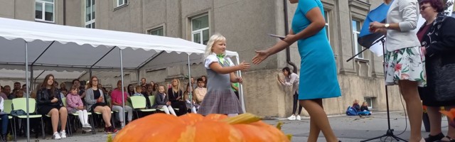 Jõhvi põhikool alustas uut õppeaastat viie aktusega